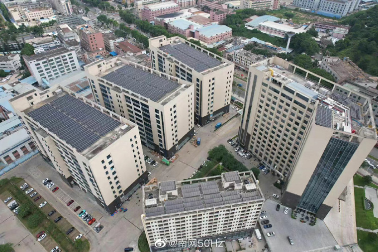 屋頂分布式光伏項(xiàng)目進(jìn)行驗(yàn)收及并網(wǎng)送電,為企業(yè)發(fā)展注入“電動力”